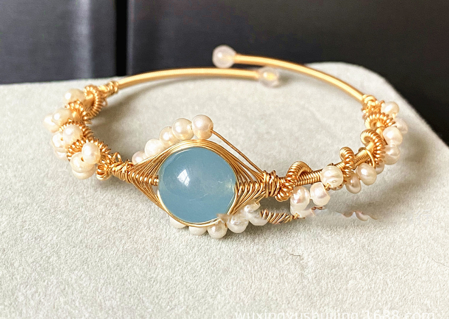 pearl jewelry, gold jewelry, elegant bracelet.