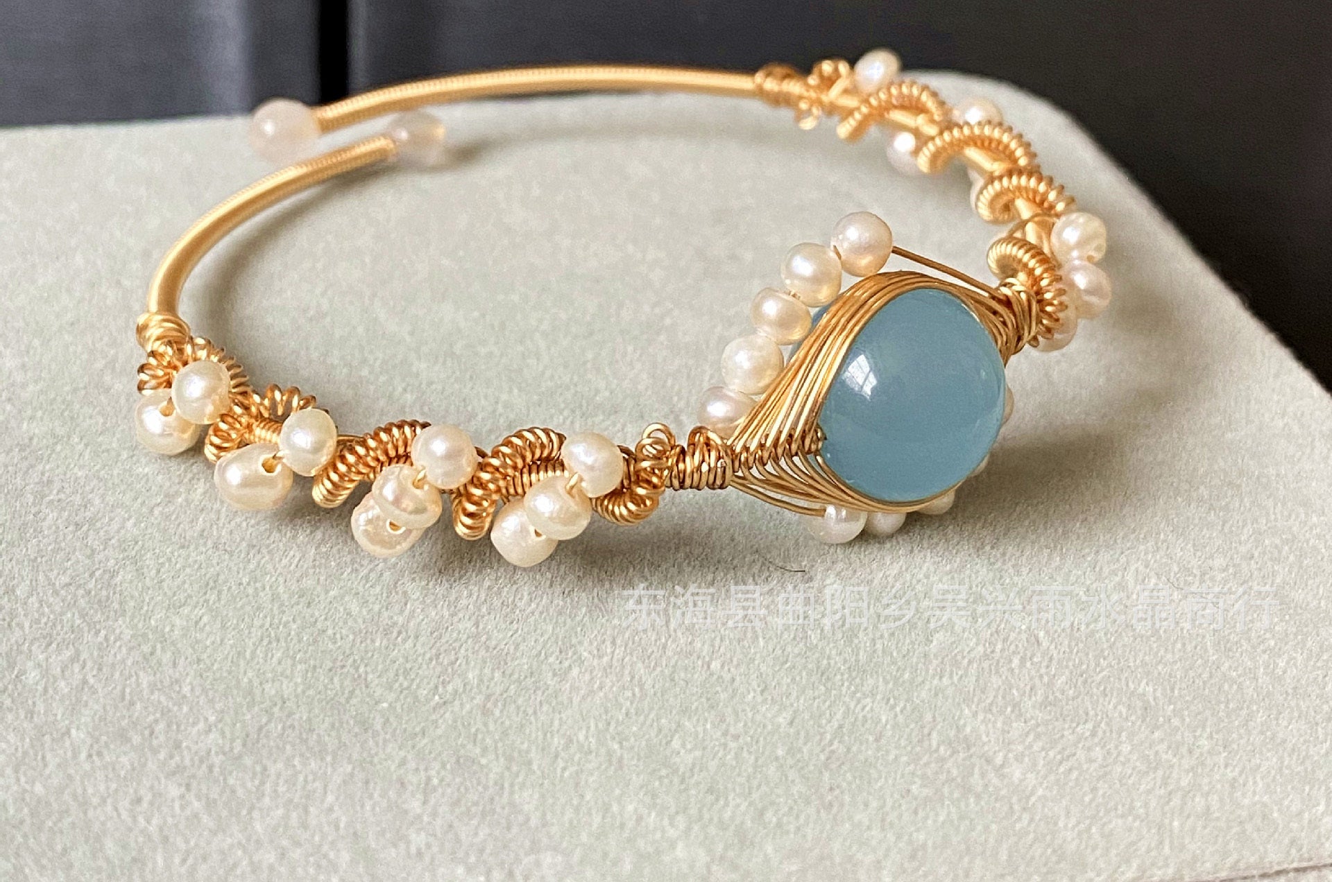 pearl jewelry, gold jewelry, elegant bracelet.