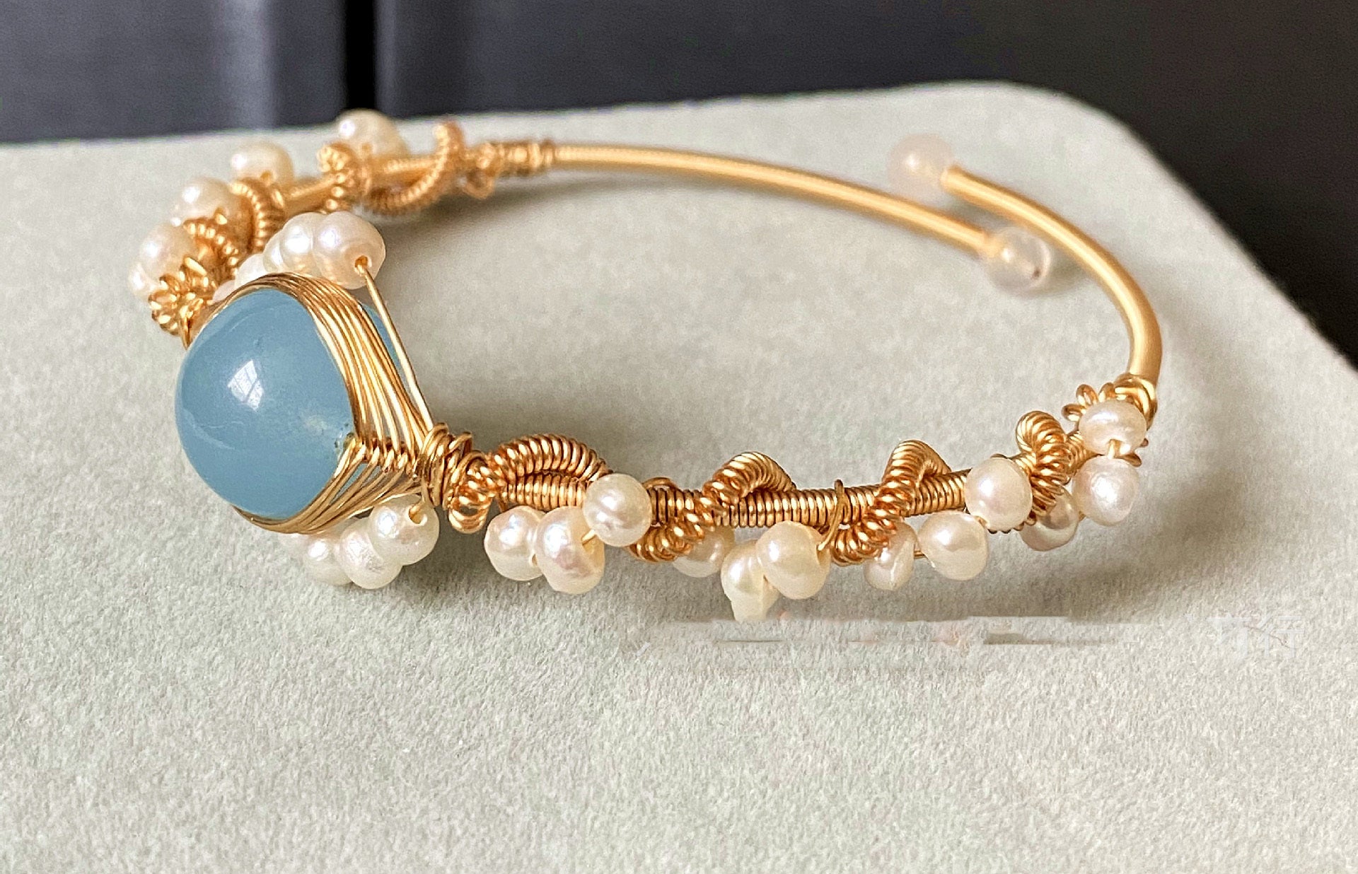 pearl jewelry, gold jewelry, elegant bracelet.