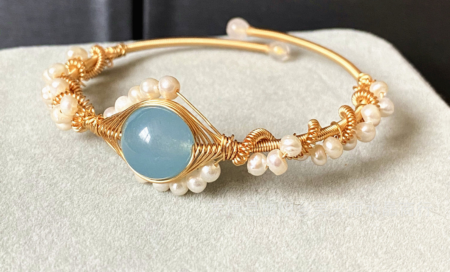 pearl jewelry, gold jewelry, elegant bracelet.