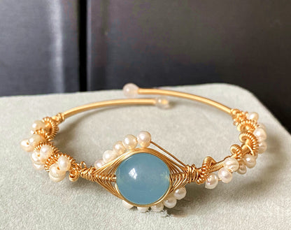 pearl jewelry, gold jewelry, elegant bracelet.